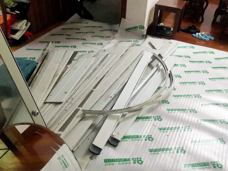 衛(wèi)生間拆除裝修:首先，拆除瓷磚時要用電，而電是從客廳臨時拉的，為了避免在施工過程中發(fā)生觸電的現象，最好將電拉進衛(wèi)生間內。其次，舊房改造拆除瓷磚時可以用沖擊電鉆，這種工具方便快捷，可自由更換。但在使用前應檢查其是否靈活，可以通過空轉一分鐘的方法進行檢驗。用完之后及時進行清理。最后，梯子也是必不可少的工具之一，它可以幫助工人拆掉處于高處的瓷磚，還可以架起臨時插座。 用具的拆除，這一工程根據施工工人工作的習慣，有兩種拆除方式，可以提前將其拆除，也可以在拆磚的過程中同時進行。但并不是所有的用具都可以提前拆除，馬桶必須在瓷磚拆除之后才可以拆掉，要不然掉落的瓷磚會砸壞馬桶。用具拆除后，應將露出的電線接口用絕緣的東西綁住。
