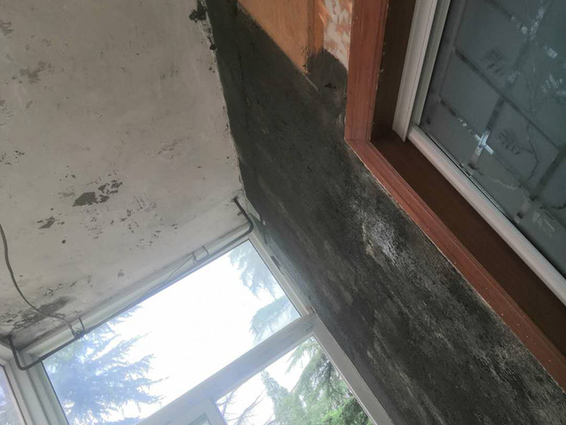 陽臺墻面修補翻新：陽臺地面的防水，第一就是要確保地面有一定的坡度向排水口傾斜。第二就是要確保陽臺和客廳至少要有2-3公分的高度差。接著，我們一起來看下陽臺防水如何先材與施工。陽臺防水我們可以選用通用型GS防水涂料或柔韌型防水JS防水涂料，也可以兩種交叉配合使用，防水都能達(dá)到理想效果。 特別是南方，陽臺窗的施工質(zhì)量，通常是您家庭能否安然度過臺風(fēng)季度的關(guān)鍵所在。陽臺窗的防水，第一要重視窗的質(zhì)量，密封性要好。防水框的里外向不要搞錯。