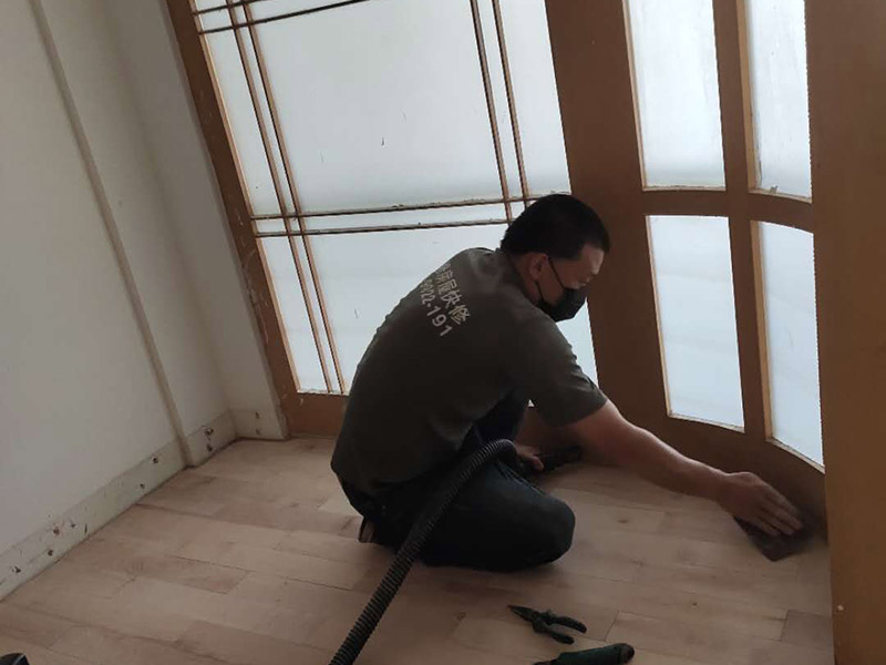實(shí)木地板翻新打蠟：利用稀釋工具對(duì)中性清潔劑進(jìn)行合理比例的稀釋，利用清洗機(jī)和稀釋好的中性清潔劑將地面清洗干凈，盡量將地板打掃干凈。 在潔凈干燥的地表面落底蠟兩遍，然后利用風(fēng)干機(jī)對(duì)落蠟的地面進(jìn)行全面性的風(fēng)干；待底蠟干燥后，再在其表面落面蠟兩遍，利用風(fēng)干機(jī)對(duì)其進(jìn)行風(fēng)干。 待蠟面徹底干燥后，用高速拋光機(jī)配合拋光墊進(jìn)行均勻、勻速的拋光即可。經(jīng)打蠟拋光的地面，光亮整潔、自然鏡面可達(dá)到90％以上，感觀效果特佳。