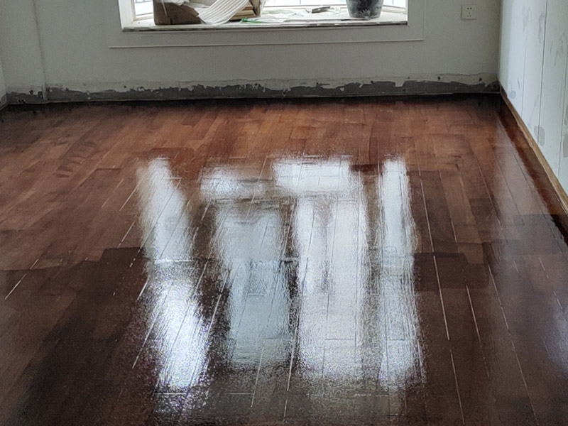 實(shí)木地板翻新打蠟：利用稀釋工具對(duì)中性清潔劑進(jìn)行合理比例的稀釋，利用清洗機(jī)和稀釋好的中性清潔劑將地面清洗干凈，盡量將地板打掃干凈。 在潔凈干燥的地表面落底蠟兩遍，然后利用風(fēng)干機(jī)對(duì)落蠟的地面進(jìn)行全面性的風(fēng)干；待底蠟干燥后，再在其表面落面蠟兩遍，利用風(fēng)干機(jī)對(duì)其進(jìn)行風(fēng)干。 待蠟面徹底干燥后，用高速拋光機(jī)配合拋光墊進(jìn)行均勻、勻速的拋光即可。經(jīng)打蠟拋光的地面，光亮整潔、自然鏡面可達(dá)到90％以上，感觀效果特佳。