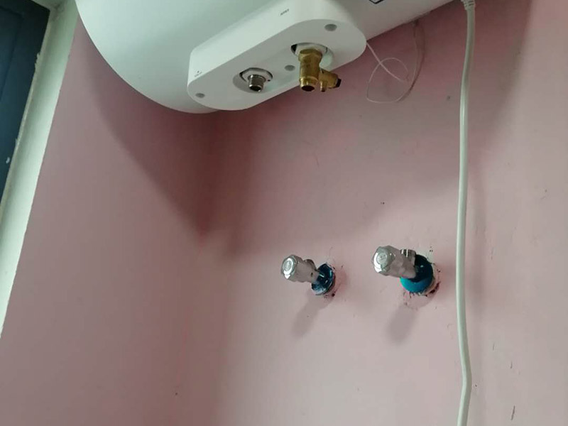 熱水器和插座安裝：首先在浴室外選擇通風、安全、牢固的地方固定熱水器，周邊不能有易燃物，離電線氣管保持一米以上的距離。分辨熱水器下面三個接頭的功能作用，最左邊的一般為熱水管接頭，中間的為氣接頭，右邊的為進水接頭，一定要看清標識，不然接錯了麻煩就大了。熱水器與水管的連接要用專用高壓管或?qū)Ｓ密洑夤?，千萬不要用硬管直接連接，在高壓管與氣管之間要加裝減壓閥便于調(diào)壓和維修，安裝完后要檢查是否漏水漏氣，在安上排煙管到室外。