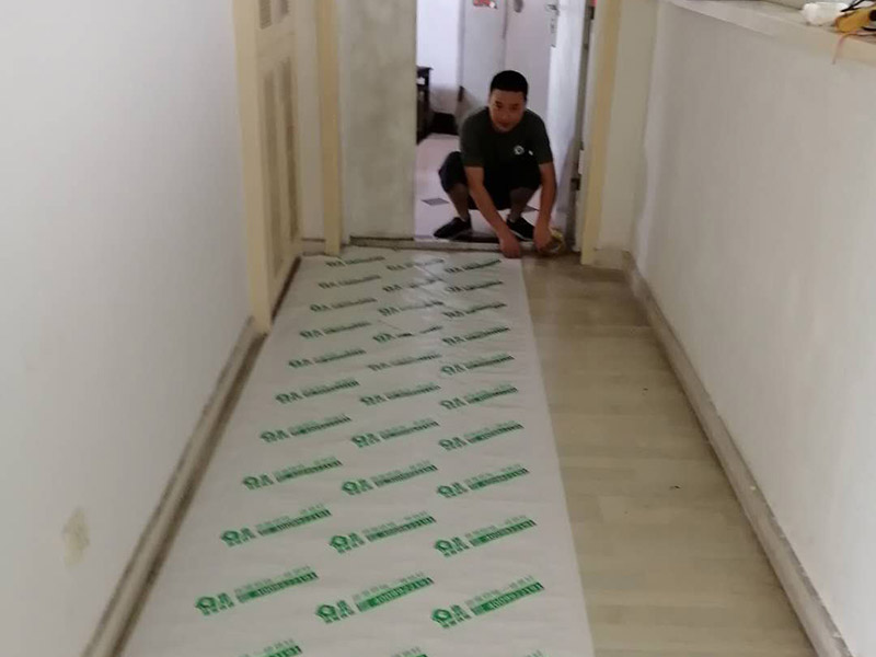 全屋地面保護(hù)：首先完成的就是地面的鋪設(shè)。因此，我們?cè)谶M(jìn)行其余施工時(shí)一定要注意對(duì)剛鋪好的地板進(jìn)行保護(hù)。而在裝修時(shí)灰塵是一定避免不了的，為了防止嶄新的地板被沾染灰塵以及施工團(tuán)隊(duì)人員等的腳印，最好先在地板上鋪一層防塵布等作為保護(hù)膜。除此之外，還是要在一天裝修結(jié)束后的時(shí)間里對(duì)防塵布等進(jìn)行灰塵的清除和家居保養(yǎng)工作，特別是灰塵堆積過厚的地方，以免將來裝修結(jié)束后因?yàn)榛覊m過多清理時(shí)意外污染地板。