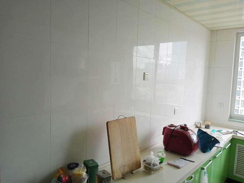 廚房瓷磚修補：方法1、可以使用細砂紙沾水小心的磚面進行打磨，可以取到一些效果。一定要沾水進行。此方法對磚面細小的劃傷可以取到很好的效果。方法2、有時舊瓷磚破損只有一、二塊，而原來的水泥砂漿又很難鑿掉或鑿毛。這時只得使用環(huán)氧樹脂膠(膠)在瓷磚背面及水泥墻面上分別涂上薄薄的一層，再用力壓貼，就能保證換上的新瓷磚與周圍瓷磚齊平了。方法3、舊瓷磚仍然完好，只不過與其他飾面交接處脫開，修補時應將接縫處的砂灰剔除干凈，并注入環(huán)氧樹脂膠粘劑，干后再在接縫處用防水柔性嵌縫材料(如玻璃膠)進行嵌補。方法4、沿瓷磚四周邊緣清除嵌縫白水泥，并用小鑿子仔細地拆除損壞瓷磚，如四周瓷磚粘貼得很牢，又不想將四周瓷磚都換下，則可用裁玻璃的刻畫瓷磚的中間，將中間那部分瓷磚先鑿下來，然后用較鋒利的鋼鑿慢慢地將四周邊緣的碎瓷塊修理干