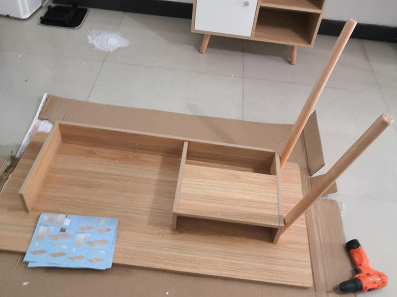 家具柜體安裝：用墊布點(diǎn)好地板，先從靠墻的一端寬du側(cè)板開(kāi)始組裝，將寬側(cè)板平放于地面上(離后墻面保持700mm間隔)。首先將填好的三合一膠塞的板件，平放在墊布上，檢查孔距與圖紙相符，并裝上三合一單連桿。然后將固層釘上木塞，固定于寬側(cè)板上面，頂板大柄孔朝上，其余固層都朝下，腳線大柄孔朝內(nèi)(中間固層與L架高度一致，即底板到固層內(nèi)空為960mm，現(xiàn)場(chǎng)打?qū)影蹇?。放上側(cè)板，釘上木塞，木塞要求連通兩邊的固層。在第二個(gè)柜固層上面裝好雙連桿，留意雙連桿上面大柄只能鎖住一半，即90°。當(dāng)兩件固層與側(cè)板固定后再同時(shí)擰緊大柄。 釘背板：把裝好的整體柜側(cè)放在點(diǎn)好墊布的地板上面，墊平側(cè)板成統(tǒng)一平面。用拉尺量好柜子的對(duì)角尺寸，調(diào)至相等，從寬測(cè)板處開(kāi)始裝第一塊背板，留意假如中間有固層釘釘子時(shí)，先用鉛筆畫(huà)好固層的中央線，再釘釘子。