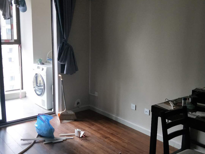 全屋線路明管安裝:明線管安裝在墻面，不是很好，線卡、接線盒和開關安裝在墻面不好看，主要是開關和線管交接處就不好處理。建議你采用PVC槽板安裝，方正，固定的釘在槽板內，開關和槽板接處很好，如果發(fā)生什么問題也好處理。