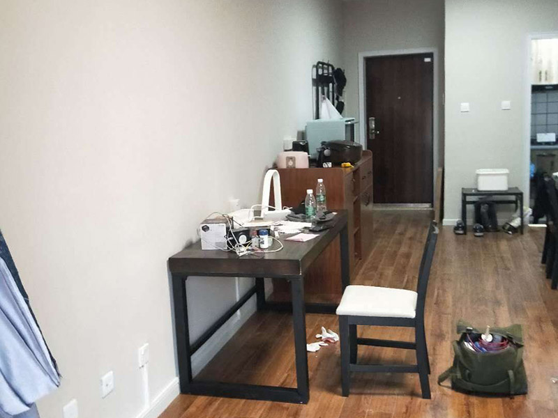 全屋線路明管安裝:明線管安裝在墻面，不是很好，線卡、接線盒和開關安裝在墻面不好看，主要是開關和線管交接處就不好處理。建議你采用PVC槽板安裝，方正，固定的釘在槽板內，開關和槽板接處很好，如果發(fā)生什么問題也好處理。