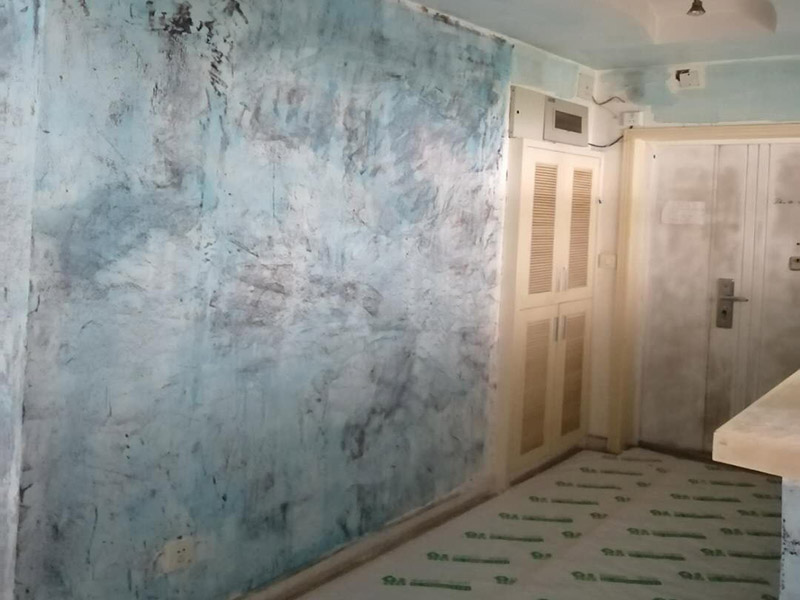 舊房墻面翻新裝修:先用刀或鐵刷去除剝落墻面的漆膜，再用砂紙磨平表面即可。進(jìn)行墻面刷漆翻新，那就需要把粘貼的壁紙給拆下來(lái)，不然壁紙遮蓋住的地方會(huì)看不到。以批土刀將批土填平凹洞裂縫，等到完全干燥后，再用砂紙磨平。墻面病變可能有污漬、起泡、開(kāi)裂、片落或粉化等很多種，這些都要針對(duì)進(jìn)行處理。底漆&rdquo;涂料是專門用于墻面不需特別處理的壁面，至于有問(wèn)題的壁面就必須先針對(duì)其問(wèn)題，選擇特殊且專治此特殊問(wèn)題的&ldquo;底漆&rdquo;。 乳膠漆的施工方法主要有三種，刷涂、滾涂和噴涂；不管哪種涂刷法，一定要注意使用底漆，既保護(hù)墻面又可省錢。底漆可以使底材疏松度均一，提高面漆的涂布率，節(jié)省面漆。底漆比面漆便宜很多，這樣一來(lái)花費(fèi)反而會(huì)更少。其次，刷一遍漆能夠幫助面漆提高漆膜的豐滿度，讓人覺(jué)得顏色飽滿，更有質(zhì)感。