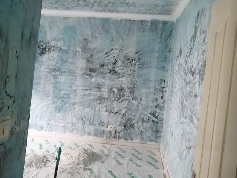 舊房墻面翻新裝修:先用刀或鐵刷去除剝落墻面的漆膜，再用砂紙磨平表面即可。進(jìn)行墻面刷漆翻新，那就需要把粘貼的壁紙給拆下來(lái)，不然壁紙遮蓋住的地方會(huì)看不到。以批土刀將批土填平凹洞裂縫，等到完全干燥后，再用砂紙磨平。墻面病變可能有污漬、起泡、開(kāi)裂、片落或粉化等很多種，這些都要針對(duì)進(jìn)行處理。底漆&rdquo;涂料是專門用于墻面不需特別處理的壁面，至于有問(wèn)題的壁面就必須先針對(duì)其問(wèn)題，選擇特殊且專治此特殊問(wèn)題的&ldquo;底漆&rdquo;。 乳膠漆的施工方法主要有三種，刷涂、滾涂和噴涂；不管哪種涂刷法，一定要注意使用底漆，既保護(hù)墻面又可省錢。底漆可以使底材疏松度均一，提高面漆的涂布率，節(jié)省面漆。底漆比面漆便宜很多，這樣一來(lái)花費(fèi)反而會(huì)更少。其次，刷一遍漆能夠幫助面漆提高漆膜的豐滿度，讓人覺(jué)得顏色飽滿，更有質(zhì)感。