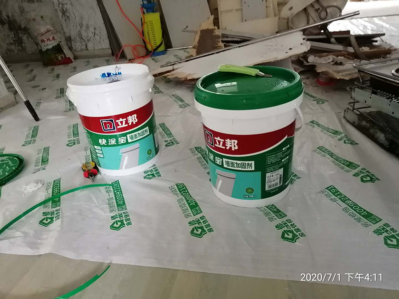 舊房墻面翻新裝修:先用刀或鐵刷去除剝落墻面的漆膜，再用砂紙磨平表面即可。進(jìn)行墻面刷漆翻新，那就需要把粘貼的壁紙給拆下來(lái)，不然壁紙遮蓋住的地方會(huì)看不到。以批土刀將批土填平凹洞裂縫，等到完全干燥后，再用砂紙磨平。墻面病變可能有污漬、起泡、開(kāi)裂、片落或粉化等很多種，這些都要針對(duì)進(jìn)行處理。底漆&rdquo;涂料是專門用于墻面不需特別處理的壁面，至于有問(wèn)題的壁面就必須先針對(duì)其問(wèn)題，選擇特殊且專治此特殊問(wèn)題的&ldquo;底漆&rdquo;。 乳膠漆的施工方法主要有三種，刷涂、滾涂和噴涂；不管哪種涂刷法，一定要注意使用底漆，既保護(hù)墻面又可省錢。底漆可以使底材疏松度均一，提高面漆的涂布率，節(jié)省面漆。底漆比面漆便宜很多，這樣一來(lái)花費(fèi)反而會(huì)更少。其次，刷一遍漆能夠幫助面漆提高漆膜的豐滿度，讓人覺(jué)得顏色飽滿，更有質(zhì)感。