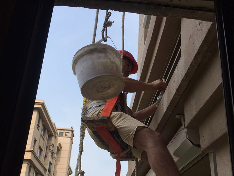 高空外墻防水：外墻面洞和較大裂縫防水密封前用噴水槍等工具將待治理的外墻面、伸縮縫、窗框等部位清理干凈，使施工的外墻面及縫、孔、洞部位達到無油、無塵土、無水泥松散顆粒等雜物。待其干燥后，將孔、洞、縫用防水密封材料嵌填密實，并達到與原顏色一致，再用快速堵漏靈和透明防水膠膜進行精心施工。 整體條形瓷磚外墻面防水，采用高效環(huán)保型憎水進行精心施工。該材料具有防水性能優(yōu)異、透氣性能良好、施工方便、使用安全、質(zhì)量可靠、耐久性好等特點。