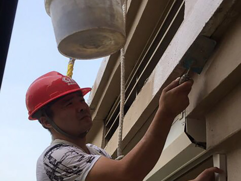 高空外墻防水：外墻面洞和較大裂縫防水密封前用噴水槍等工具將待治理的外墻面、伸縮縫、窗框等部位清理干凈，使施工的外墻面及縫、孔、洞部位達到無油、無塵土、無水泥松散顆粒等雜物。待其干燥后，將孔、洞、縫用防水密封材料嵌填密實，并達到與原顏色一致，再用快速堵漏靈和透明防水膠膜進行精心施工。 整體條形瓷磚外墻面防水，采用高效環(huán)保型憎水進行精心施工。該材料具有防水性能優(yōu)異、透氣性能良好、施工方便、使用安全、質(zhì)量可靠、耐久性好等特點。