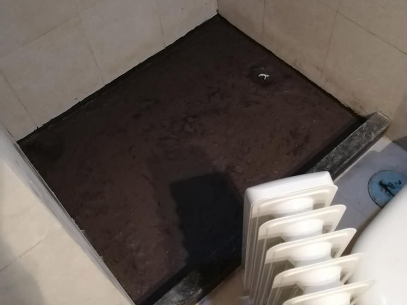 浴室地面拆除重裝：首先要進行地面處理，確保地面干凈，沒有任何雜物污染，基層表面堅實，無脫皮等現(xiàn)象，還要進行地面找平，保證地面平整，沒有較大的缺陷和補痕。 在刷涂料前，要保證衛(wèi)生間的干凈，干燥。防水涂料要刷全面，與基層結(jié)合牢固，不會出現(xiàn)氣泡，脫落等問題。我們涂刷時，要由下至上，先墻后地涂刷。一般來說，衛(wèi)生間的防水要做到180厘米，非淋浴墻面防水不能低于35厘米。小編建議防水統(tǒng)一做到180厘米。刷涂料不僅要注意高度，還有注意涂刷的厚度，國家規(guī)定防水涂料要涂到1.5毫米厚。防水涂料是要刷兩遍，第二遍涂料是要等第一遍涂料干透之后才能開始刷。 還要在防水層上再鋪一層保護層，保護層要完全覆蓋防水層，與之結(jié)合牢固，不能存在裂紋、氣泡、脫落等問題。 在做閉水試驗前，要把衛(wèi)生間所有的下水都堵住，并且在衛(wèi)生間門口做一個簡易25厘米高的門檻，把衛(wèi)生間封好，再往衛(wèi)生間灌入20厘米高的水。24小時之后，衛(wèi)生間的水沒有滲漏，才能算衛(wèi)生間防水工程合格。