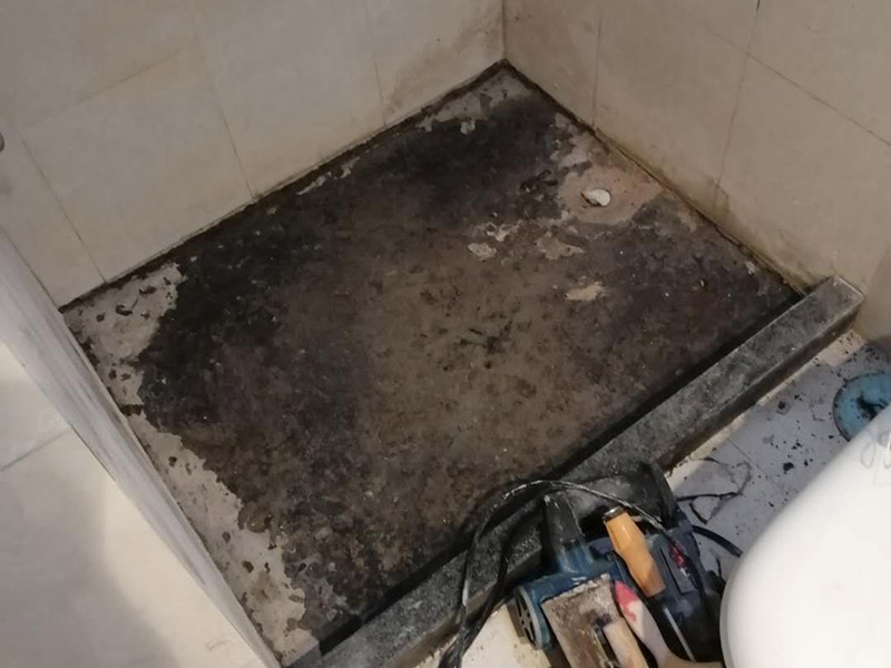 浴室地面拆除重裝：首先要進行地面處理，確保地面干凈，沒有任何雜物污染，基層表面堅實，無脫皮等現(xiàn)象，還要進行地面找平，保證地面平整，沒有較大的缺陷和補痕。 在刷涂料前，要保證衛(wèi)生間的干凈，干燥。防水涂料要刷全面，與基層結(jié)合牢固，不會出現(xiàn)氣泡，脫落等問題。我們涂刷時，要由下至上，先墻后地涂刷。一般來說，衛(wèi)生間的防水要做到180厘米，非淋浴墻面防水不能低于35厘米。小編建議防水統(tǒng)一做到180厘米。刷涂料不僅要注意高度，還有注意涂刷的厚度，國家規(guī)定防水涂料要涂到1.5毫米厚。防水涂料是要刷兩遍，第二遍涂料是要等第一遍涂料干透之后才能開始刷。 還要在防水層上再鋪一層保護層，保護層要完全覆蓋防水層，與之結(jié)合牢固，不能存在裂紋、氣泡、脫落等問題。 在做閉水試驗前，要把衛(wèi)生間所有的下水都堵住，并且在衛(wèi)生間門口做一個簡易25厘米高的門檻，把衛(wèi)生間封好，再往衛(wèi)生間灌入20厘米高的水。24小時之后，衛(wèi)生間的水沒有滲漏，才能算衛(wèi)生間防水工程合格。