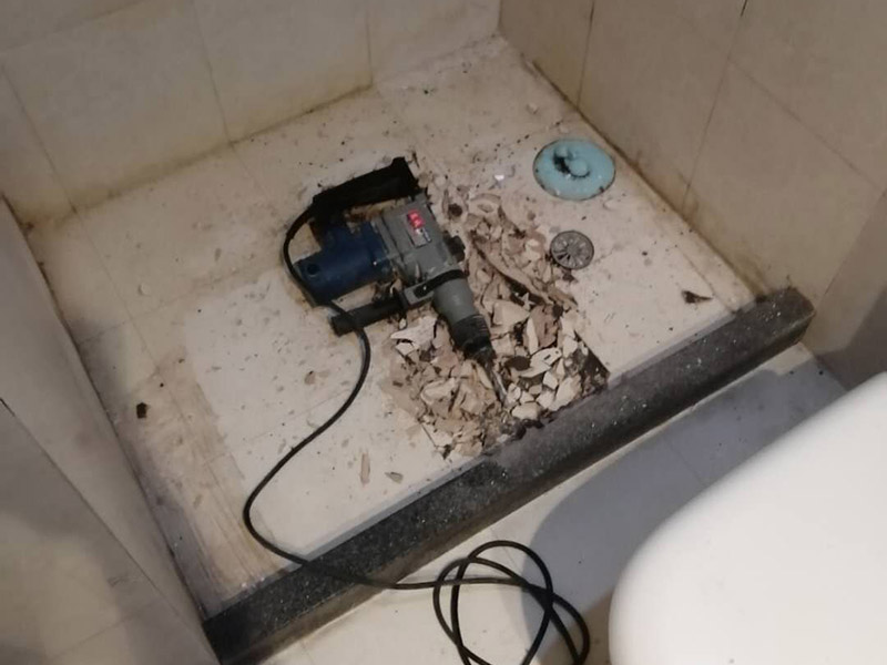浴室地面拆除重裝：首先要進行地面處理，確保地面干凈，沒有任何雜物污染，基層表面堅實，無脫皮等現(xiàn)象，還要進行地面找平，保證地面平整，沒有較大的缺陷和補痕。 在刷涂料前，要保證衛(wèi)生間的干凈，干燥。防水涂料要刷全面，與基層結(jié)合牢固，不會出現(xiàn)氣泡，脫落等問題。我們涂刷時，要由下至上，先墻后地涂刷。一般來說，衛(wèi)生間的防水要做到180厘米，非淋浴墻面防水不能低于35厘米。小編建議防水統(tǒng)一做到180厘米。刷涂料不僅要注意高度，還有注意涂刷的厚度，國家規(guī)定防水涂料要涂到1.5毫米厚。防水涂料是要刷兩遍，第二遍涂料是要等第一遍涂料干透之后才能開始刷。 還要在防水層上再鋪一層保護層，保護層要完全覆蓋防水層，與之結(jié)合牢固，不能存在裂紋、氣泡、脫落等問題。 在做閉水試驗前，要把衛(wèi)生間所有的下水都堵住，并且在衛(wèi)生間門口做一個簡易25厘米高的門檻，把衛(wèi)生間封好，再往衛(wèi)生間灌入20厘米高的水。24小時之后，衛(wèi)生間的水沒有滲漏，才能算衛(wèi)生間防水工程合格。