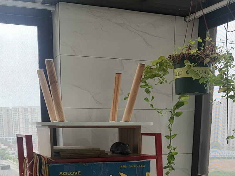 陽臺(tái)瓷磚鋪貼;準(zhǔn)備粘結(jié)劑前，瓷磚不應(yīng)浸水，但要用鋼絲刷除去磚背面的松散物質(zhì)，并用濕布抹去磚背的浮塵。用符合所需膠層厚度的齒型抹刀的直邊將攪拌好的膠粘劑批到基面上，沿瓷磚縫方向?qū)⒛z粘劑層梳理成均勻條狀。目的是為了控制粘結(jié)劑的厚度、用量并使瓷磚粘貼面積能夠更加均勻。在鋪壓瓷磚前，在瓷磚背面也批一薄層粘結(jié)劑。這種雙批法雖然用的材料和工時(shí)比較多，但卻能夠保證粘貼的質(zhì)量和耐久性。在粘結(jié)劑量置晾時(shí)間內(nèi)，將準(zhǔn)備好的瓷磚鋪壓到位，垂直于梳理方向輕微搓動(dòng)以排出磚下的空氣。鋪貼到位后用橡皮錘輕擊，用尺寸合適的十字定位架來調(diào)整表面平整度及接縫的平直。鋪設(shè)好的磚面應(yīng)該及時(shí)清理干凈，特別是去除殘留其上的粘結(jié)劑。合格的粘結(jié)劑干硬后即使在陶瓷磚面上也不易被清除掉。清理好的瓷磚面應(yīng)該立即擺放標(biāo)識(shí)進(jìn)行隔離，避免污染或擾動(dòng)，直到下一個(gè)填縫工序。