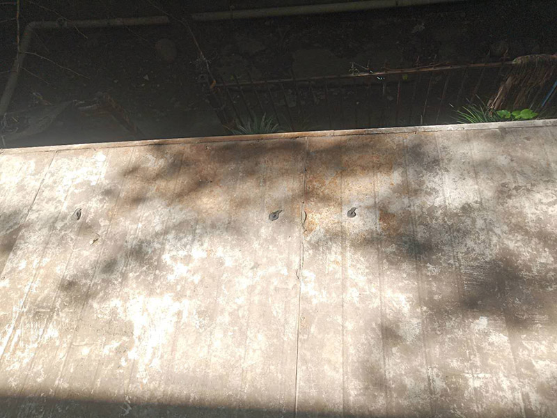 雨棚防水施工：1、待軟性防水層充分冷卻后，將塑料彩條棚布鋪設(shè)其上形成浮筑層(兩塊棚布須重疊)，起剛性水泥層和軟性防水層滑動間隔用。 2、鋪設(shè)5厘米厚的細(xì)石混凝土，內(nèi)用4毫米直徑的鐵絲結(jié)成孔徑小于10×10厘米的鐵絲網(wǎng)，加強(qiáng)混凝土的抗拉力。 3、剛性水泥層與女兒墻、立墻間留分格縫，可有效地防止其開裂。 4、大面積屋頂須設(shè)置分格縫，縫隙2厘米，鋼筋在分格縫必須分開?；炷脸浞指赏负?，分格縫內(nèi)清掃干凈，并填充防水油膏。分格縫因順坡度設(shè)置并錯開軟性防水層接縫。因分格縫的防水質(zhì)量難保證，必須嚴(yán)格操作。 5、剛性層鋪設(shè)時，表面必須形成坡度，加快積水排出屋面。 整個防水屋面鋪設(shè)完畢后，防水層由七層組成：防水油膏、油毛氈、防水油膏、油毛氈、防水油膏、塑料彩條棚布、混凝土。