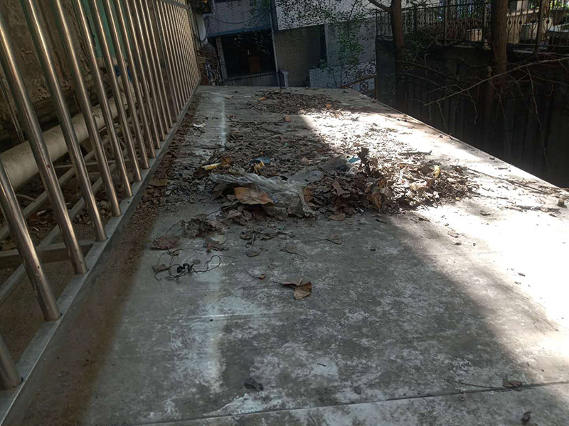 雨棚防水施工：1、待軟性防水層充分冷卻后，將塑料彩條棚布鋪設(shè)其上形成浮筑層(兩塊棚布須重疊)，起剛性水泥層和軟性防水層滑動間隔用。 2、鋪設(shè)5厘米厚的細(xì)石混凝土，內(nèi)用4毫米直徑的鐵絲結(jié)成孔徑小于10×10厘米的鐵絲網(wǎng)，加強(qiáng)混凝土的抗拉力。 3、剛性水泥層與女兒墻、立墻間留分格縫，可有效地防止其開裂。 4、大面積屋頂須設(shè)置分格縫，縫隙2厘米，鋼筋在分格縫必須分開?；炷脸浞指赏负螅指窨p內(nèi)清掃干凈，并填充防水油膏。分格縫因順坡度設(shè)置并錯開軟性防水層接縫。因分格縫的防水質(zhì)量難保證，必須嚴(yán)格操作。 5、剛性層鋪設(shè)時，表面必須形成坡度，加快積水排出屋面。 整個防水屋面鋪設(shè)完畢后，防水層由七層組成：防水油膏、油毛氈、防水油膏、油毛氈、防水油膏、塑料彩條棚布、混凝土。