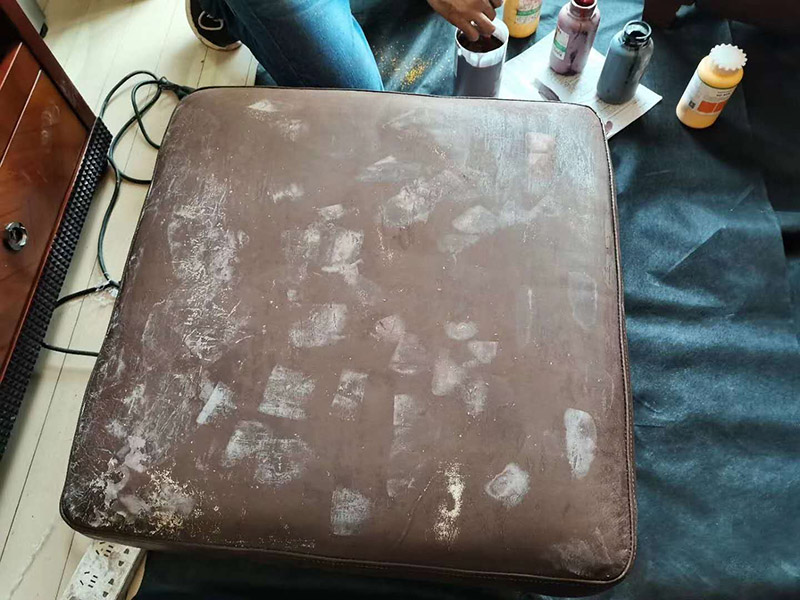 真皮沙發(fā)維修翻新：1、上漆翻新：如果皮沙發(fā)表面只是臟污、脫色、磨損老化、折痕、碎裂、裂痕，就可以采用上漆翻新的方法，上漆翻新便是將皮沙發(fā)表面磨損、破裂修補(bǔ)修復(fù)好，然后調(diào)配與沙發(fā)原來一樣顏色的皮革漆，重新為皮沙發(fā)上一次漆，讓皮沙發(fā)恢復(fù)全新的色彩。 2、貼皮翻新：對(duì)于表面破損嚴(yán)重、破裂成洞的皮沙發(fā)，就可以采用貼皮翻新方法，就是為沙發(fā)破損嚴(yán)重的部位重新貼上一層新的皮革，然后再為沙發(fā)重新上漆讓它恢復(fù)一樣相同的顏色。也可以全套沙發(fā)貼皮翻新，不需要拆開沙發(fā)就可為沙發(fā)換上一層全新的皮面。