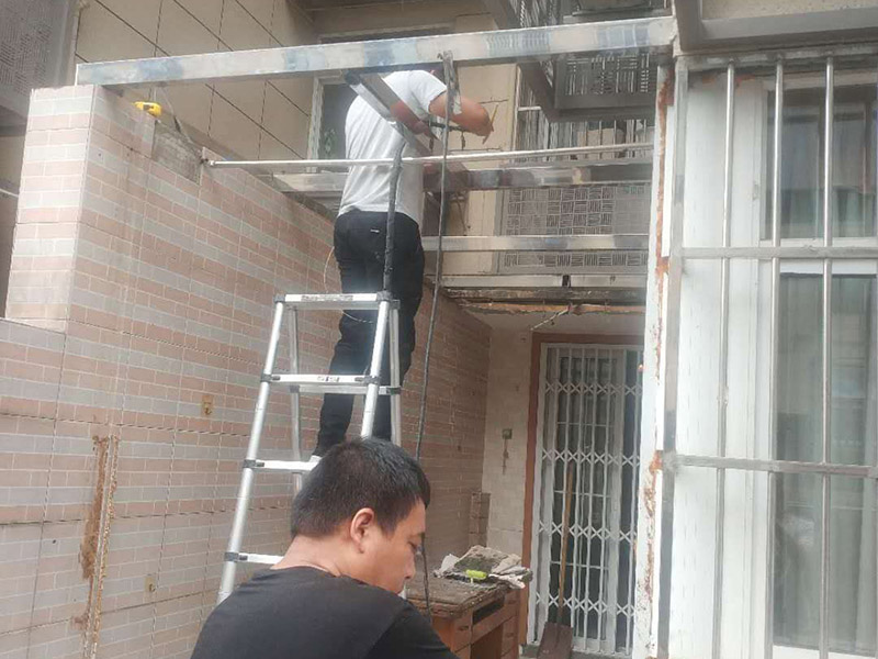 頂棚安裝維修：首先應(yīng)在墻面彈出標高線,在墻的兩端固定壓線條,用水泥釘與墻面固定牢固。 依據(jù)設(shè)計標高，沿墻面四周彈線，作為頂棚安裝的標準線，其水平允許偏差±5毫米。      遇藻井吊頂時,應(yīng)從下固定壓條,陰陽角用壓條連接。注意預(yù)留出照明線的出口。吊頂面積大時,應(yīng)在中間鋪設(shè)龍骨。      吊點間距應(yīng)當復(fù)驗，一般不上人吊頂為1200~1500毫米，上人吊頂為900~1200毫米。      面板安裝前應(yīng)對安裝完的龍骨和面板板材進行檢查，符合要求后再進行安裝。