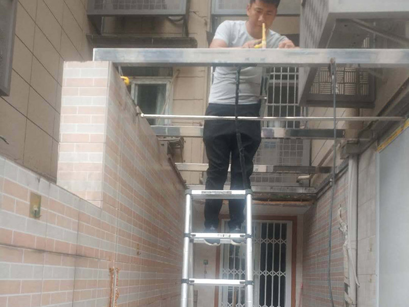 頂棚安裝維修：首先應(yīng)在墻面彈出標高線,在墻的兩端固定壓線條,用水泥釘與墻面固定牢固。 依據(jù)設(shè)計標高，沿墻面四周彈線，作為頂棚安裝的標準線，其水平允許偏差±5毫米。      遇藻井吊頂時,應(yīng)從下固定壓條,陰陽角用壓條連接。注意預(yù)留出照明線的出口。吊頂面積大時,應(yīng)在中間鋪設(shè)龍骨。      吊點間距應(yīng)當復(fù)驗，一般不上人吊頂為1200~1500毫米，上人吊頂為900~1200毫米。      面板安裝前應(yīng)對安裝完的龍骨和面板板材進行檢查，符合要求后再進行安裝。