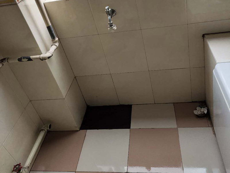 管道漏水修補(bǔ):先找到有裂縫砂眼的地方，金屬管道漏水時，地面會有潮濕痕跡，就能看到漏水的位置在什么地方。找到漏水的位置，做好標(biāo)記，先斷水 。斷水后，用砂紙打磨下管道外面，除去管道表面的浮砂、污物，然后對氣孔、砂眼盡可能用銼刀、手動砂輪粗化，并用清潔劑擦拭干凈、熱風(fēng)機(jī)吹干，保持粘接面的干燥。均勻涂抹到裂縫砂眼表面，等待其自然固化。膠體完全固化后，若進(jìn)行噴砂處理表面效果會更好。當(dāng)用于密封堵漏時，盡可能將密封缺陷處除砂、除污、除銹，然后涂膠。