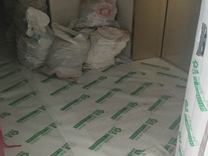 陽臺改造成品保護：各種裝修物料的進場以及各種建筑裝修垃圾的清理，都會經(jīng)過入戶門，這些物品在搬運的過程中，難免會和入戶門發(fā)生磕碰，造成入戶門的磕碰劃傷，所以，第一個需要做好成品保護的地方就是入戶門。 做法：在裝修開工前直到家具進場期間，都需要對入戶門進行保護！可以使用成品保護膜將門包裹。 在進行木門、櫥柜、家具等的相關的安裝或組裝的過程中，成品保護主要體現(xiàn)在兩個方面：一是原有的墻面、地面裝飾的保護，盡量避免因為這些安裝工程對已裝的部分造成破壞；二是安裝的物品本身的保護，注意不要在安裝過程中造成磕碰、劃傷等損傷。 好處：1.美觀；2.避免后期刮膩子滴到柜子上；3.避免后期安裝碰到，導致油漆脫落和刮痕；4.防塵。