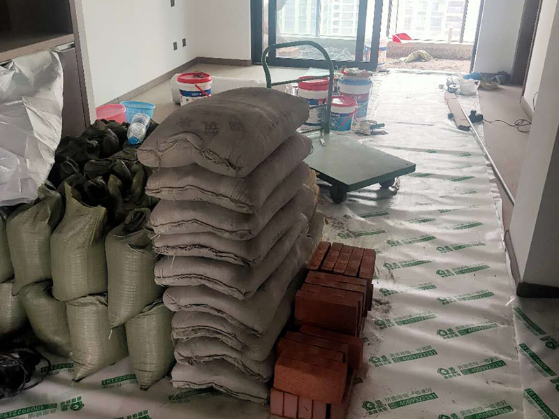 陽臺改造成品保護：各種裝修物料的進場以及各種建筑裝修垃圾的清理，都會經(jīng)過入戶門，這些物品在搬運的過程中，難免會和入戶門發(fā)生磕碰，造成入戶門的磕碰劃傷，所以，第一個需要做好成品保護的地方就是入戶門。 做法：在裝修開工前直到家具進場期間，都需要對入戶門進行保護！可以使用成品保護膜將門包裹。 在進行木門、櫥柜、家具等的相關的安裝或組裝的過程中，成品保護主要體現(xiàn)在兩個方面：一是原有的墻面、地面裝飾的保護，盡量避免因為這些安裝工程對已裝的部分造成破壞；二是安裝的物品本身的保護，注意不要在安裝過程中造成磕碰、劃傷等損傷。 好處：1.美觀；2.避免后期刮膩子滴到柜子上；3.避免后期安裝碰到，導致油漆脫落和刮痕；4.防塵。
