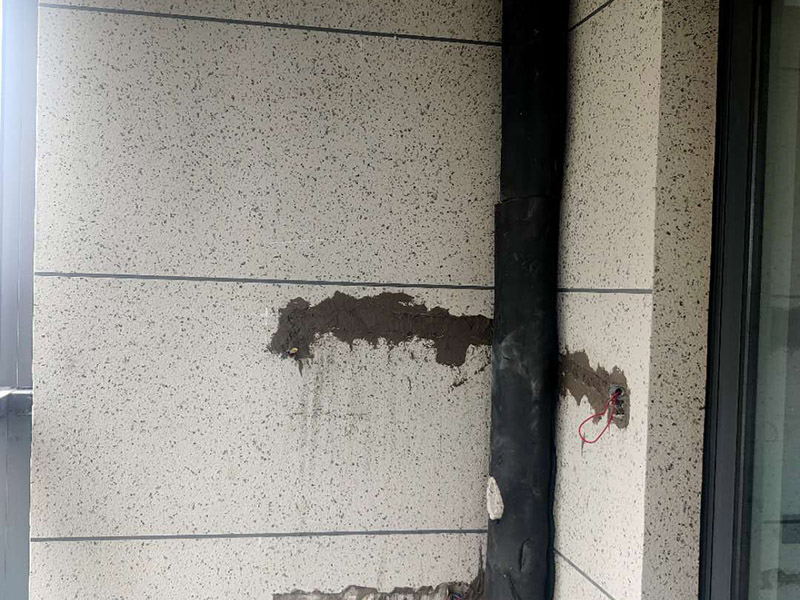 陽臺改造成品保護：各種裝修物料的進場以及各種建筑裝修垃圾的清理，都會經(jīng)過入戶門，這些物品在搬運的過程中，難免會和入戶門發(fā)生磕碰，造成入戶門的磕碰劃傷，所以，第一個需要做好成品保護的地方就是入戶門。 做法：在裝修開工前直到家具進場期間，都需要對入戶門進行保護！可以使用成品保護膜將門包裹。 在進行木門、櫥柜、家具等的相關的安裝或組裝的過程中，成品保護主要體現(xiàn)在兩個方面：一是原有的墻面、地面裝飾的保護，盡量避免因為這些安裝工程對已裝的部分造成破壞；二是安裝的物品本身的保護，注意不要在安裝過程中造成磕碰、劃傷等損傷。 好處：1.美觀；2.避免后期刮膩子滴到柜子上；3.避免后期安裝碰到，導致油漆脫落和刮痕；4.防塵。