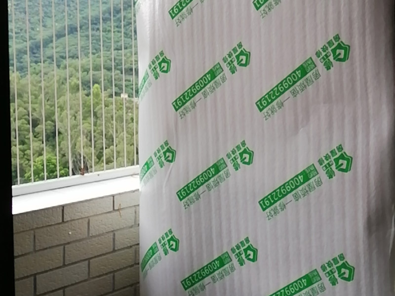 地面家具保護(hù):實(shí)木地板相比較其他地面裝飾材料更加容易受到磨損或是劃傷，而施工操作過程中通常剛回進(jìn)行物件的移動(dòng)。此外施工人員還會(huì)時(shí)長(zhǎng)爬上爬下，若有不慎，尖銳的施工工具也可能掉落地面。因此，還是要告誡施工人員小心施工，防止因?yàn)榕e止的不慎而導(dǎo)致地面裝飾材料出現(xiàn)破損。  一旦地板有凹陷或是其他劃傷等，極容易破壞美觀，并且會(huì)影響使用心情和日后的家居生活。若想維修則又需進(jìn)行大面積施工，得不償失。