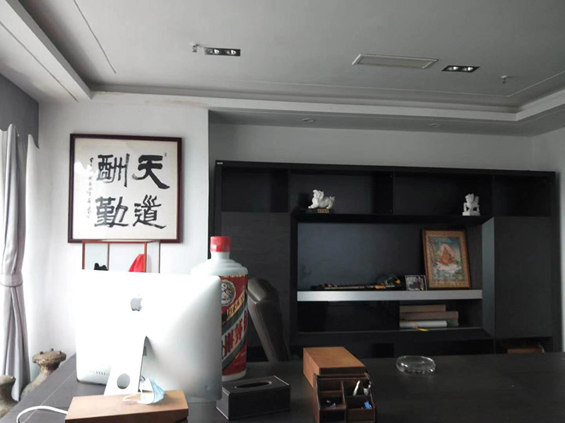 辦公室掛畫安裝：辦公室裝飾畫可以說是非常普遍的，不管是公司老板還是部門經(jīng)理，辦公室都還不會(huì)缺少一幅字畫，辦公室掛畫不僅是一種裝飾，更多情況下是為了改善風(fēng)水，尤其是生意人，更加注重辦公室的風(fēng)水，弱想使得辦公室風(fēng)水旺，掛畫是遠(yuǎn)遠(yuǎn)不夠的，重點(diǎn)要看怎么掛。 辦公室內(nèi)掛一好的字畫作品，一幅好的風(fēng)水掛畫所起的作品至關(guān)重要。好的字畫合適的擺放位置，合適的布局能為主人招財(cái)納福，能為主人增加運(yùn)勢，會(huì)加持好的磁場。