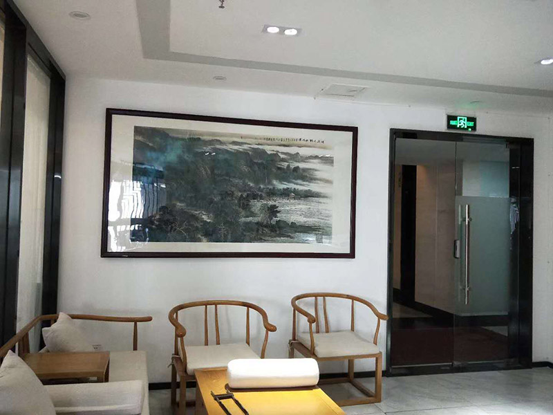 辦公室掛畫安裝：辦公室裝飾畫可以說是非常普遍的，不管是公司老板還是部門經(jīng)理，辦公室都還不會(huì)缺少一幅字畫，辦公室掛畫不僅是一種裝飾，更多情況下是為了改善風(fēng)水，尤其是生意人，更加注重辦公室的風(fēng)水，弱想使得辦公室風(fēng)水旺，掛畫是遠(yuǎn)遠(yuǎn)不夠的，重點(diǎn)要看怎么掛。 辦公室內(nèi)掛一好的字畫作品，一幅好的風(fēng)水掛畫所起的作品至關(guān)重要。好的字畫合適的擺放位置，合適的布局能為主人招財(cái)納福，能為主人增加運(yùn)勢，會(huì)加持好的磁場。