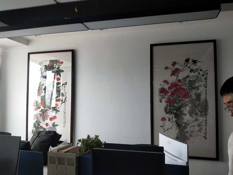 辦公室掛畫安裝：辦公室裝飾畫可以說是非常普遍的，不管是公司老板還是部門經(jīng)理，辦公室都還不會(huì)缺少一幅字畫，辦公室掛畫不僅是一種裝飾，更多情況下是為了改善風(fēng)水，尤其是生意人，更加注重辦公室的風(fēng)水，弱想使得辦公室風(fēng)水旺，掛畫是遠(yuǎn)遠(yuǎn)不夠的，重點(diǎn)要看怎么掛。 辦公室內(nèi)掛一好的字畫作品，一幅好的風(fēng)水掛畫所起的作品至關(guān)重要。好的字畫合適的擺放位置，合適的布局能為主人招財(cái)納福，能為主人增加運(yùn)勢，會(huì)加持好的磁場。