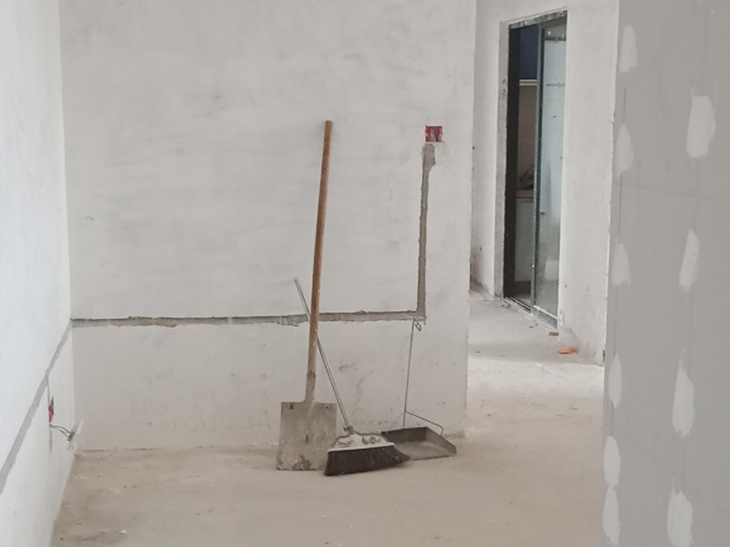 老房子改造裝修:舊墻面在翻新前一定要做墻面基底處理，粉化嚴(yán)重的要全部鏟除，鏟除后抹上一層白水泥，原來(lái)墻面過(guò)于光滑、刷過(guò)油漆的鏟除后還要做打磨處理，把粘結(jié)不牢的表皮去掉，便于新涂料和墻體粘結(jié)。 墻面底漆的作用是抗堿防潮、封固基材、保護(hù)面漆，提高面漆的質(zhì)感和遮蓋力，對(duì)于老房翻新，墻面一定要做底漆，如果沒(méi)有刷底漆就直接上面漆的話，時(shí)間一長(zhǎng)墻面容易起泡、發(fā)霉，太陽(yáng)照曬時(shí)間長(zhǎng)了也容易變色。 已經(jīng)上好面漆的墻面要修補(bǔ)會(huì)比較麻煩，容易產(chǎn)生色差，材料的使用時(shí)間不同，質(zhì)量也難以保證，很難達(dá)到理想效果。 所以墻面的修補(bǔ)最好是整塊墻面，或是盡可能地選擇較大面積進(jìn)行修補(bǔ)，這樣可以盡量避免產(chǎn)生色差，修補(bǔ)后的質(zhì)量也更好。