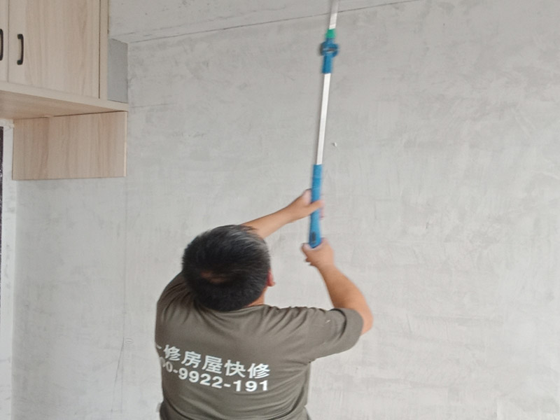 老房子改造裝修:舊墻面在翻新前一定要做墻面基底處理，粉化嚴(yán)重的要全部鏟除，鏟除后抹上一層白水泥，原來(lái)墻面過(guò)于光滑、刷過(guò)油漆的鏟除后還要做打磨處理，把粘結(jié)不牢的表皮去掉，便于新涂料和墻體粘結(jié)。 墻面底漆的作用是抗堿防潮、封固基材、保護(hù)面漆，提高面漆的質(zhì)感和遮蓋力，對(duì)于老房翻新，墻面一定要做底漆，如果沒(méi)有刷底漆就直接上面漆的話，時(shí)間一長(zhǎng)墻面容易起泡、發(fā)霉，太陽(yáng)照曬時(shí)間長(zhǎng)了也容易變色。 已經(jīng)上好面漆的墻面要修補(bǔ)會(huì)比較麻煩，容易產(chǎn)生色差，材料的使用時(shí)間不同，質(zhì)量也難以保證，很難達(dá)到理想效果。 所以墻面的修補(bǔ)最好是整塊墻面，或是盡可能地選擇較大面積進(jìn)行修補(bǔ)，這樣可以盡量避免產(chǎn)生色差，修補(bǔ)后的質(zhì)量也更好。