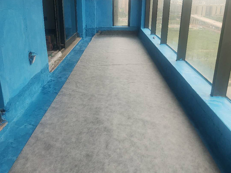 陽臺做防水：陽臺防水涂料的涂刷高度至少需要在30cm以上，如果是放置洗衣機(jī)的區(qū)域，需要將防水涂料涂抹得更高些。如果你家的陽臺屬于外露陽臺，為了加強(qiáng)防水效果，最好做得高些，同時(shí)防水涂料的厚度需要在1.5mm以上。在暴雨天氣下，如果雨量大于地漏的排水能力時(shí)，就會在陽臺地面出現(xiàn)大量積水，容易導(dǎo)致積水進(jìn)入室內(nèi)，因此我們在選購陽臺地漏的時(shí)，最好選擇排水量大且順暢的地漏。 陽臺的防水層都在外層，需要受到陽光暴曬、雨水侵蝕、嚴(yán)寒酷暑等自然天氣的考驗(yàn)，如果沒有出色的性能和良好的保護(hù)措施，他的使用年限會大大縮短。因此，我們在選購防水材料時(shí)，需要選擇強(qiáng)度高、耐老化的防水涂料。