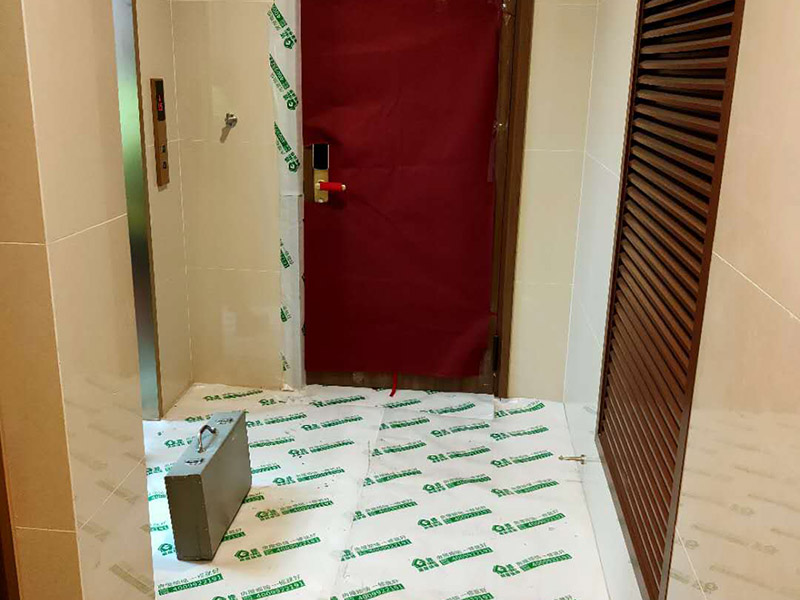 陽臺家具地面保護:門扇安裝完畢后，采用普通塑料保護膜，同時用紙板包裹； 門扇、鎖具安裝完畢后，將門扇鎖緊； 門框下段部分必須用9厘夾板做“U”型護角保護處理，高度不小于1.5m，護板內應加襯泡沫等軟質保護，防止擦傷。 安裝完畢后，用塑料布或戶內門包裝內的PE片材、瓦楞紙板等現(xiàn)有材料對門扇、門套進行包裹、遮蓋保護；嚴禁撞擊門框扇及貼臉；門扇安裝后及時安裝門吸、門鎖； 安裝好的門扇不能長期處于開啟狀態(tài)，嚴禁在門扇懸掛重物；嚴禁硬物碰撞、避免將水弄到門上面； 門框下段部分必須用9厘夾板做“U”型護角保護處理，高度不小于1.5m，護板內應加襯泡沫等軟質保護，防止擦傷； 室內衛(wèi)生清理干凈后才能將保護膜撕開； 保潔時嚴禁用酒精之類油漆稀釋劑、脫漆松香水、二甲苯、清潔劑等溶液擦拭油漆表面，嚴禁使用鋼絲球和尖的物品以防劃傷油漆表面。