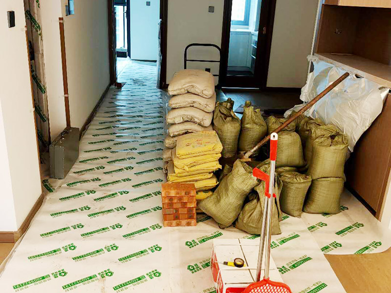 陽臺家具地面保護:門扇安裝完畢后，采用普通塑料保護膜，同時用紙板包裹； 門扇、鎖具安裝完畢后，將門扇鎖緊； 門框下段部分必須用9厘夾板做“U”型護角保護處理，高度不小于1.5m，護板內應加襯泡沫等軟質保護，防止擦傷。 安裝完畢后，用塑料布或戶內門包裝內的PE片材、瓦楞紙板等現(xiàn)有材料對門扇、門套進行包裹、遮蓋保護；嚴禁撞擊門框扇及貼臉；門扇安裝后及時安裝門吸、門鎖； 安裝好的門扇不能長期處于開啟狀態(tài)，嚴禁在門扇懸掛重物；嚴禁硬物碰撞、避免將水弄到門上面； 門框下段部分必須用9厘夾板做“U”型護角保護處理，高度不小于1.5m，護板內應加襯泡沫等軟質保護，防止擦傷； 室內衛(wèi)生清理干凈后才能將保護膜撕開； 保潔時嚴禁用酒精之類油漆稀釋劑、脫漆松香水、二甲苯、清潔劑等溶液擦拭油漆表面，嚴禁使用鋼絲球和尖的物品以防劃傷油漆表面。