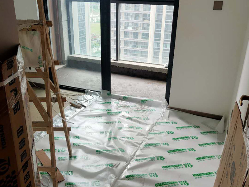 陽臺家具地面保護:門扇安裝完畢后，采用普通塑料保護膜，同時用紙板包裹； 門扇、鎖具安裝完畢后，將門扇鎖緊； 門框下段部分必須用9厘夾板做“U”型護角保護處理，高度不小于1.5m，護板內應加襯泡沫等軟質保護，防止擦傷。 安裝完畢后，用塑料布或戶內門包裝內的PE片材、瓦楞紙板等現(xiàn)有材料對門扇、門套進行包裹、遮蓋保護；嚴禁撞擊門框扇及貼臉；門扇安裝后及時安裝門吸、門鎖； 安裝好的門扇不能長期處于開啟狀態(tài)，嚴禁在門扇懸掛重物；嚴禁硬物碰撞、避免將水弄到門上面； 門框下段部分必須用9厘夾板做“U”型護角保護處理，高度不小于1.5m，護板內應加襯泡沫等軟質保護，防止擦傷； 室內衛(wèi)生清理干凈后才能將保護膜撕開； 保潔時嚴禁用酒精之類油漆稀釋劑、脫漆松香水、二甲苯、清潔劑等溶液擦拭油漆表面，嚴禁使用鋼絲球和尖的物品以防劃傷油漆表面。