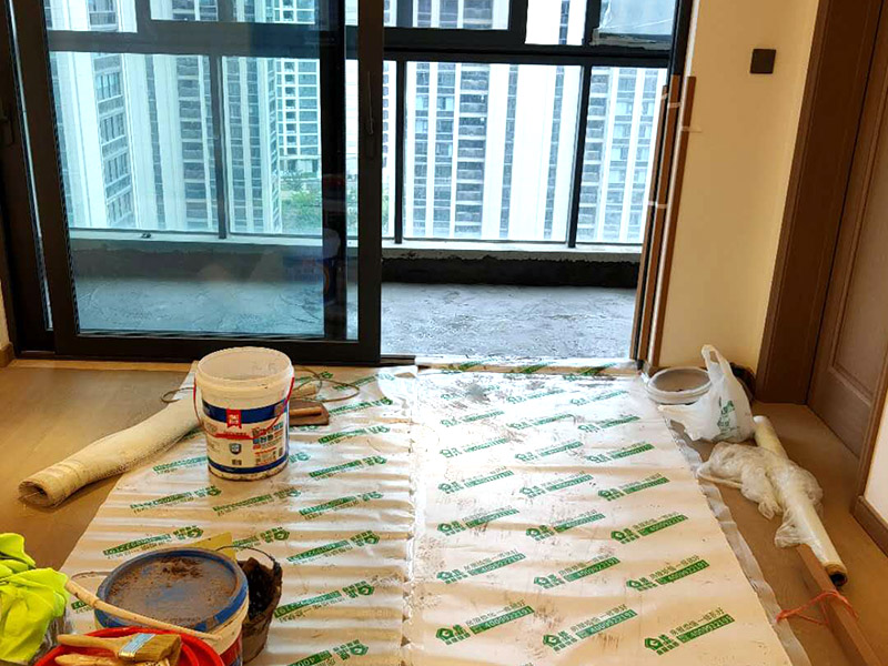陽臺家具地面保護:門扇安裝完畢后，采用普通塑料保護膜，同時用紙板包裹； 門扇、鎖具安裝完畢后，將門扇鎖緊； 門框下段部分必須用9厘夾板做“U”型護角保護處理，高度不小于1.5m，護板內應加襯泡沫等軟質保護，防止擦傷。 安裝完畢后，用塑料布或戶內門包裝內的PE片材、瓦楞紙板等現(xiàn)有材料對門扇、門套進行包裹、遮蓋保護；嚴禁撞擊門框扇及貼臉；門扇安裝后及時安裝門吸、門鎖； 安裝好的門扇不能長期處于開啟狀態(tài)，嚴禁在門扇懸掛重物；嚴禁硬物碰撞、避免將水弄到門上面； 門框下段部分必須用9厘夾板做“U”型護角保護處理，高度不小于1.5m，護板內應加襯泡沫等軟質保護，防止擦傷； 室內衛(wèi)生清理干凈后才能將保護膜撕開； 保潔時嚴禁用酒精之類油漆稀釋劑、脫漆松香水、二甲苯、清潔劑等溶液擦拭油漆表面，嚴禁使用鋼絲球和尖的物品以防劃傷油漆表面。