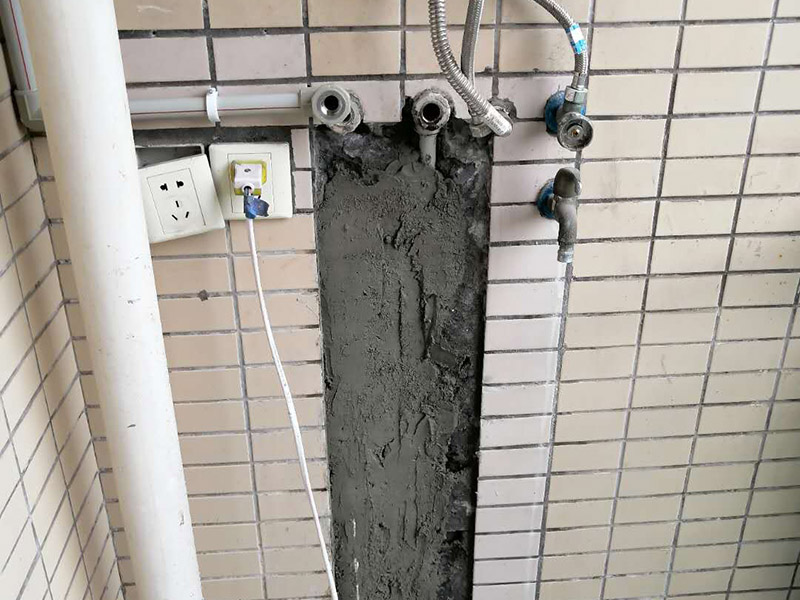 熱水管更換修復(fù)：先斷電后取下機(jī)殼右端維修蓋,并用手機(jī)拍照保存連接線的接線方法。用鉗子等工具拔掉電路的高溫連接線。用扳手取下發(fā)熱管蓋板的五顆螺帽后逆時(shí)針旋轉(zhuǎn)蓋子即可取下發(fā)熱管。將新的發(fā)熱管**密封圈。裝回螺絲的時(shí)候要對(duì)角固定，否則安裝不平造成漏水。注意：發(fā)熱管折彎一端必須朝向水嘴一方，不然會(huì)造成熱水量不足。