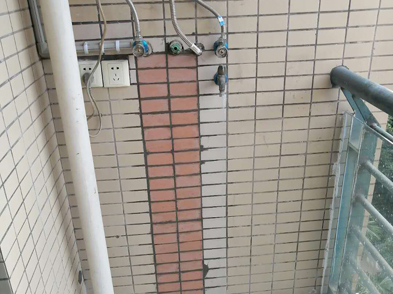 熱水管更換修復(fù)：先斷電后取下機(jī)殼右端維修蓋,并用手機(jī)拍照保存連接線的接線方法。用鉗子等工具拔掉電路的高溫連接線。用扳手取下發(fā)熱管蓋板的五顆螺帽后逆時(shí)針旋轉(zhuǎn)蓋子即可取下發(fā)熱管。將新的發(fā)熱管**密封圈。裝回螺絲的時(shí)候要對(duì)角固定，否則安裝不平造成漏水。注意：發(fā)熱管折彎一端必須朝向水嘴一方，不然會(huì)造成熱水量不足。