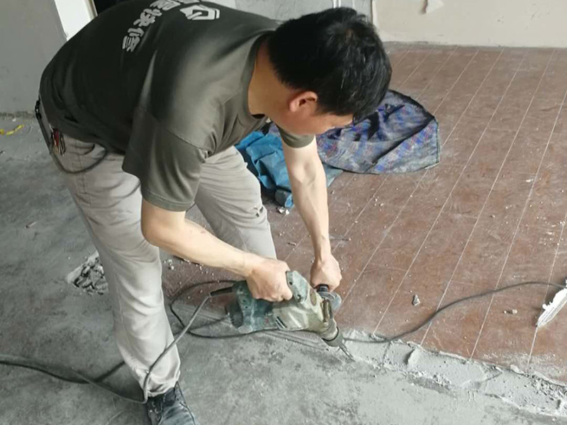 老房子舊地板拆除:如果家中地面鋪設(shè)是復(fù)合木地板，那其拆除的工藝相對(duì)而言就會(huì)比較簡單。首先要把要拆除地面的家具移到別處，然后再用平口螺絲刀把踢腳線撬開，再順著踢腳線邊緣把墻角的地板撬開并拆掉。拆除時(shí)，這塊地板可能會(huì)破損，但是其它地板就不會(huì)破損，還可以完整拆除。如果復(fù)合地板帶有鎖扣結(jié)構(gòu)，那拆除時(shí)就要順應(yīng)地板的長邊抽出，這樣拆除會(huì)比較輕松。然后再把地板下防潮氈揭開，這時(shí)底層可能會(huì)有些潮濕，所以要打開窗戶通風(fēng)，讓其地面干燥后方可鋪設(shè)新地板。 如果家中鋪設(shè)的是實(shí)木地板，那拆除工藝就會(huì)比較負(fù)責(zé)。要先拆除踢腳線，然后再從墻角邊緣開始拆除，還要使用到起釘錘，用這個(gè)把木地板撬起抽出。因?yàn)閷?shí)木地板安裝時(shí)，是安裝在木龍骨上的，所以在撬起木地板時(shí)會(huì)有一定的彈性，施工難度比較大，而且還不能使用切割機(jī)。因?yàn)槭褂们懈顧C(jī)的話，會(huì)破壞地面，還會(huì)和固定木龍骨的膨脹螺栓產(chǎn)生火花。