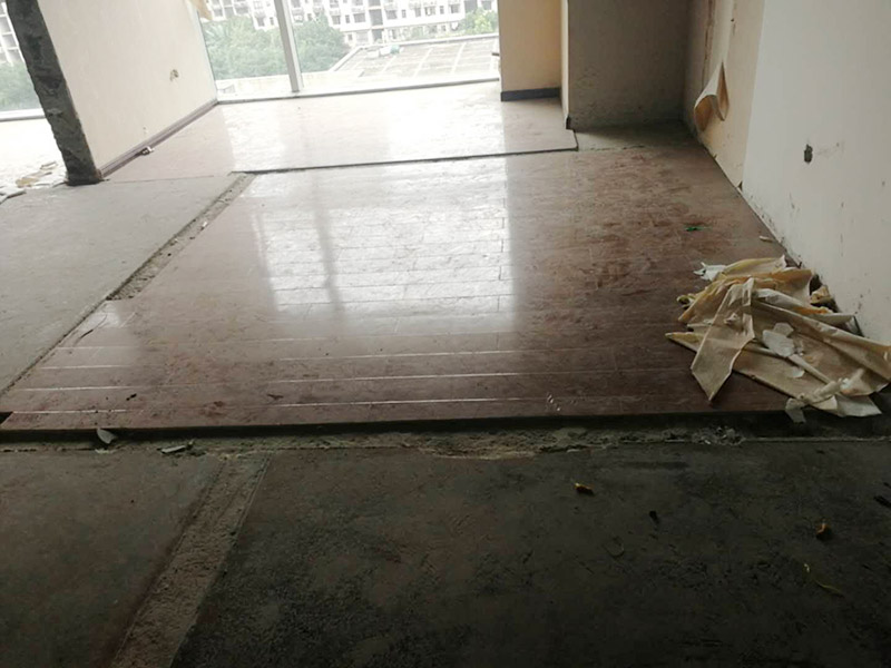 老房子舊地板拆除:如果家中地面鋪設(shè)是復(fù)合木地板，那其拆除的工藝相對(duì)而言就會(huì)比較簡單。首先要把要拆除地面的家具移到別處，然后再用平口螺絲刀把踢腳線撬開，再順著踢腳線邊緣把墻角的地板撬開并拆掉。拆除時(shí)，這塊地板可能會(huì)破損，但是其它地板就不會(huì)破損，還可以完整拆除。如果復(fù)合地板帶有鎖扣結(jié)構(gòu)，那拆除時(shí)就要順應(yīng)地板的長邊抽出，這樣拆除會(huì)比較輕松。然后再把地板下防潮氈揭開，這時(shí)底層可能會(huì)有些潮濕，所以要打開窗戶通風(fēng)，讓其地面干燥后方可鋪設(shè)新地板。 如果家中鋪設(shè)的是實(shí)木地板，那拆除工藝就會(huì)比較負(fù)責(zé)。要先拆除踢腳線，然后再從墻角邊緣開始拆除，還要使用到起釘錘，用這個(gè)把木地板撬起抽出。因?yàn)閷?shí)木地板安裝時(shí)，是安裝在木龍骨上的，所以在撬起木地板時(shí)會(huì)有一定的彈性，施工難度比較大，而且還不能使用切割機(jī)。因?yàn)槭褂们懈顧C(jī)的話，會(huì)破壞地面，還會(huì)和固定木龍骨的膨脹螺栓產(chǎn)生火花。