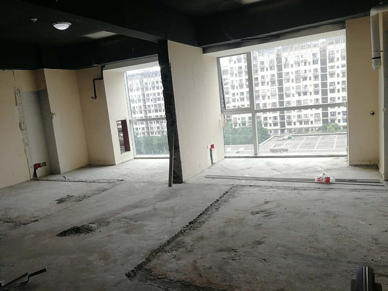 老房子舊地板拆除:如果家中地面鋪設(shè)是復(fù)合木地板，那其拆除的工藝相對(duì)而言就會(huì)比較簡單。首先要把要拆除地面的家具移到別處，然后再用平口螺絲刀把踢腳線撬開，再順著踢腳線邊緣把墻角的地板撬開并拆掉。拆除時(shí)，這塊地板可能會(huì)破損，但是其它地板就不會(huì)破損，還可以完整拆除。如果復(fù)合地板帶有鎖扣結(jié)構(gòu)，那拆除時(shí)就要順應(yīng)地板的長邊抽出，這樣拆除會(huì)比較輕松。然后再把地板下防潮氈揭開，這時(shí)底層可能會(huì)有些潮濕，所以要打開窗戶通風(fēng)，讓其地面干燥后方可鋪設(shè)新地板。 如果家中鋪設(shè)的是實(shí)木地板，那拆除工藝就會(huì)比較負(fù)責(zé)。要先拆除踢腳線，然后再從墻角邊緣開始拆除，還要使用到起釘錘，用這個(gè)把木地板撬起抽出。因?yàn)閷?shí)木地板安裝時(shí)，是安裝在木龍骨上的，所以在撬起木地板時(shí)會(huì)有一定的彈性，施工難度比較大，而且還不能使用切割機(jī)。因?yàn)槭褂们懈顧C(jī)的話，會(huì)破壞地面，還會(huì)和固定木龍骨的膨脹螺栓產(chǎn)生火花。