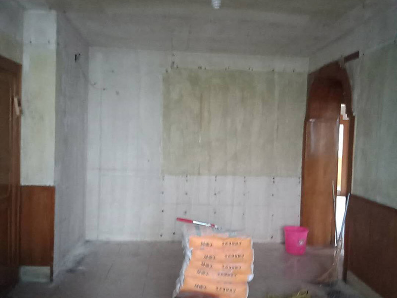 老房子墻面家具翻新：1、 舊墻面翻新自己動(dòng)手首先用水將墻面浸濕，這樣在鏟除墻面時(shí)比較省力，墻面必須要鏟到露出水泥砂漿面。然后是涂刷界面劑，一定要全部都刷到而且要均勻。墻面的裂縫通常都是用牛皮紙帶及白乳膠來貼住，但不能保證它能百分百不再開裂。 2、 如果墻面凹凸不平，那么就需要用石膏來找平，誤差最好不要超過0.5公分。非承重墻一般都是需要貼布的，所以最好選擇質(zhì)地好的墻布和白乳膠，有條件的話可以使用網(wǎng)格布，對(duì)于防裂效果會(huì)更好。 3、 在挑選膩?zhàn)訒r(shí)應(yīng)該選顆粒細(xì)度高及質(zhì)地較硬的，或是把白乳膠添加到膩?zhàn)又刑岣吣佔(zhàn)拥挠捕?。打磨墻面要選用細(xì)砂紙，砂紙如果過粗會(huì)在墻面上留下很深的砂痕，就算是刷漆也沒辦法遮蓋住。墻面打磨之后要清掃一遍，否則粉塵過多會(huì)影響到漆的附著力。