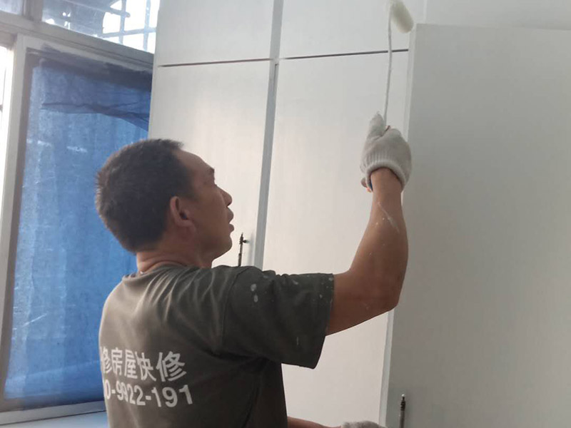 老房子墻面家具翻新：1、 舊墻面翻新自己動(dòng)手首先用水將墻面浸濕，這樣在鏟除墻面時(shí)比較省力，墻面必須要鏟到露出水泥砂漿面。然后是涂刷界面劑，一定要全部都刷到而且要均勻。墻面的裂縫通常都是用牛皮紙帶及白乳膠來貼住，但不能保證它能百分百不再開裂。 2、 如果墻面凹凸不平，那么就需要用石膏來找平，誤差最好不要超過0.5公分。非承重墻一般都是需要貼布的，所以最好選擇質(zhì)地好的墻布和白乳膠，有條件的話可以使用網(wǎng)格布，對(duì)于防裂效果會(huì)更好。 3、 在挑選膩?zhàn)訒r(shí)應(yīng)該選顆粒細(xì)度高及質(zhì)地較硬的，或是把白乳膠添加到膩?zhàn)又刑岣吣佔(zhàn)拥挠捕?。打磨墻面要選用細(xì)砂紙，砂紙如果過粗會(huì)在墻面上留下很深的砂痕，就算是刷漆也沒辦法遮蓋住。墻面打磨之后要清掃一遍，否則粉塵過多會(huì)影響到漆的附著力。