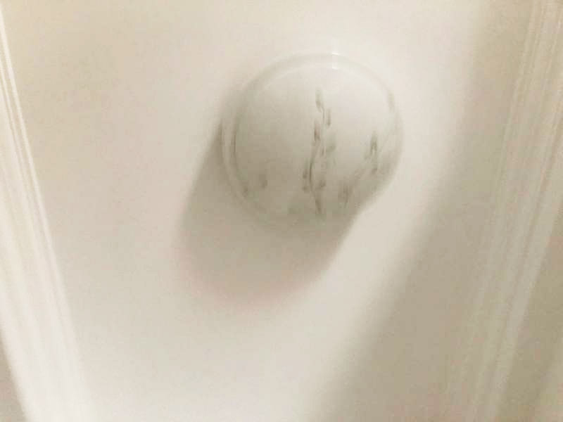 吸頂燈安裝維修：1、拆開(kāi)吸頂燈包裝，將底座上自帶的線頭去掉;2、把燈管取出來(lái)以防在安裝過(guò)程中不慎掉落(吸頂燈一般自帶燈源);3、燈管拆下來(lái)之后，將吸頂燈底座放在天花板上，畫(huà)出燈孔的位置;4、標(biāo)記好孔的位置之后，在天花板上鉆孔，鉆孔的實(shí)際大小需要參照吸頂燈上燈孔的大小來(lái)確定;5、鉆好孔之后打入膠體，用以固定螺絲釘;6、把底座裝上去，轉(zhuǎn)個(gè)角度，帶緊螺絲7、斷開(kāi)室內(nèi)電源，接線，然后把燈管裝回8、仔細(xì)檢查燈具安裝及線路連接是否正確規(guī)范，接線是否牢固;9、通電測(cè)試燈具是否可以正常通電，確認(rèn)燈具運(yùn)行狀況，10、蓋好燈罩、完工