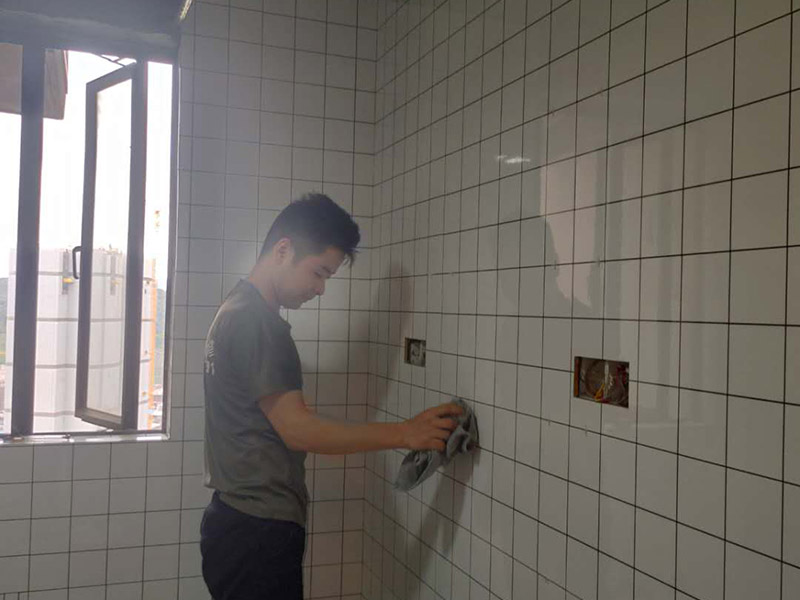 廚房小方磚鋪貼：鋪貼前，先將所鋪平面表面的塵土、雜物等徹底清掃干凈，平面不能有空鼓、開裂和起砂等現(xiàn)象，如果存在這些現(xiàn)象，要先進(jìn)行修復(fù)處理，在鋪設(shè)瓷磚。鋪設(shè)墻磚施工前，要先在墻體四周彈出標(biāo)高控制線。鋪設(shè)地磚施工前，要先在地面彈出十字線，從而控制地磚分隔尺寸。瓷磚的鋪貼，要選用1:3干硬性水泥砂漿，砂漿的厚度要在25mm左右。把瓷磚按照要求放在水泥砂漿上，用橡皮錘輕輕敲擊瓷磚的表面，直至瓷磚鋪貼平整。鋪貼完瓷磚后，要進(jìn)行勾縫處理，先清理干凈瓷磚縫隙里的雜質(zhì)，再用專用填縫劑進(jìn)行勾縫處理。鋪貼瓷磚的過程中，可以一邊鋪貼，一邊進(jìn)行簡單的清理。在鋪貼完24小時后，再用棉布等對瓷磚的表面再進(jìn)行一次清理。
