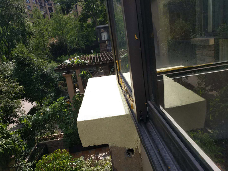 窗戶外墻防水：首先在對防水墻處理的時候一定要對墻體進(jìn)行檢查，看一看墻體有什么裂縫，或者不均勻的地方，這些地方需要處理過后才能對墻體進(jìn)行防水處理。嚴(yán)禁在墻面上留下空，裂縫，凹凸不平等問題，而且在外部進(jìn)入室內(nèi)的管子穿過墻體的也要做好密封性。這樣的墻才能做防水處理，不然的話效果會大打折扣。 ⑴砂漿應(yīng)嚴(yán)格按配比進(jìn)行，嚴(yán)格計量，控制水灰比，嚴(yán)禁施工過程中隨意摻水； ⑵對抹灰砂漿應(yīng)分層抹灰，尤其是高層建筑，局部外墻抹灰較厚，這就需要進(jìn)行分層批灰，每層抹灰厚度不應(yīng)超過2㎝，如厚度過大，在分層處應(yīng)設(shè)鋼絲網(wǎng)； ⑶批灰砂漿可用聚合物防水砂漿； ⑷外墻抹灰腳手架拉接筋等，應(yīng)切割后，喇叭口抹實壓平，定漿后，可用鐵抹子切成反搓，然后再刷一道素水泥漿。