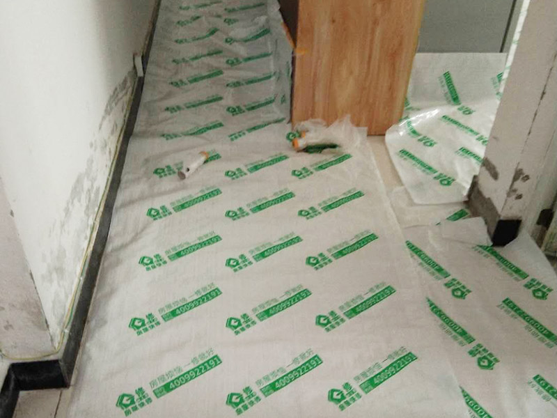 地面家具成品保護：1、墻地面瓷磚，在鋪貼未干固的情況下，不要急于勾縫，以免人為地造成瓷磚松動、高低不平，影響施工效果。 　　2、地面瓷磚干固前，不要在上面走動、堆放雜物，以免造成瓷磚松動、高低不平。 　　3、地面瓷磚鋪貼完后，最好使用成品保護膜覆蓋磚面，既可以防止裝修時的沙子磨傷地面，同時也能有效地防止油漆涂料等有色液體滴落磚面，造成地面污染。 　　4、做好浴缸、面盆的保護 　　衛(wèi)生間浴缸、面盆的安裝一般都在早期進行，在后期施工中，這些設施難免會被大量粉塵、小水泥渣等異物污染。
